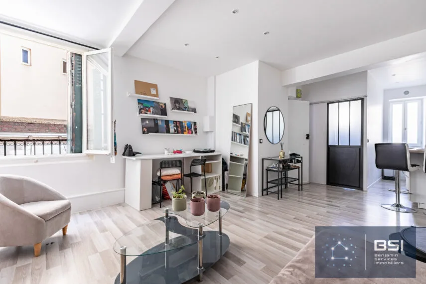01 appartement 1 pièce 30 m² Quartier Mont Valérien 176 000 € Séjour